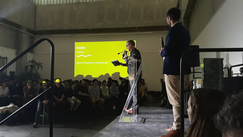 Emmanuel Perrier sur l'estrade pendant la remise de diplôme