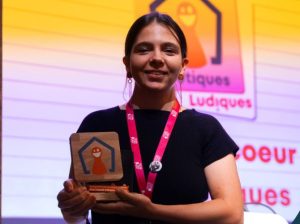 Charlotte Lacroix avec le Prix du Travail d'Illustration au Festival des jeux de Vichy 2026 Charlotte Lacroix avec le Prix du Travail d'Illustration au Festival des jeux de Vichy 2026